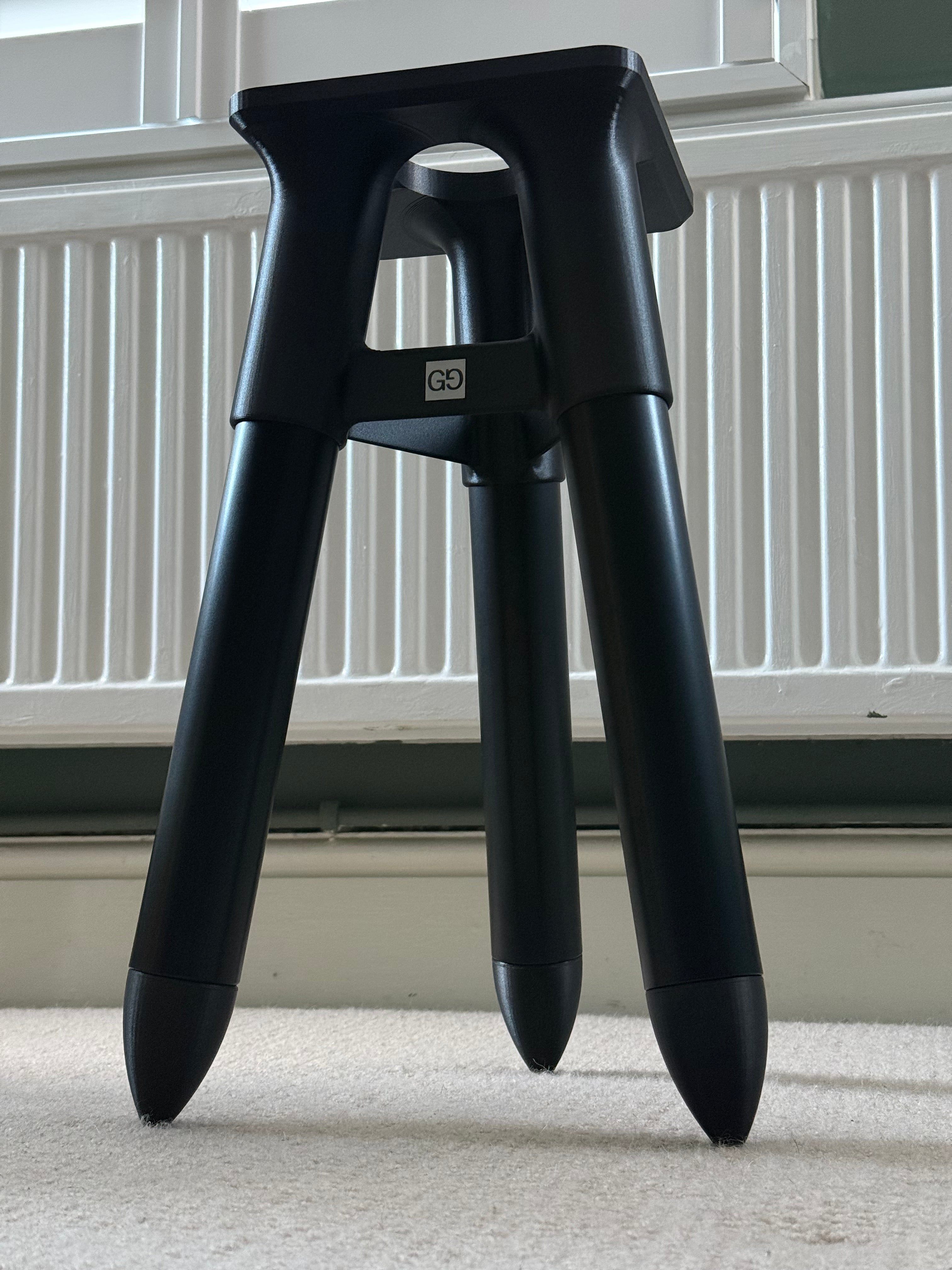 GG1.0 pair of tripod stands
