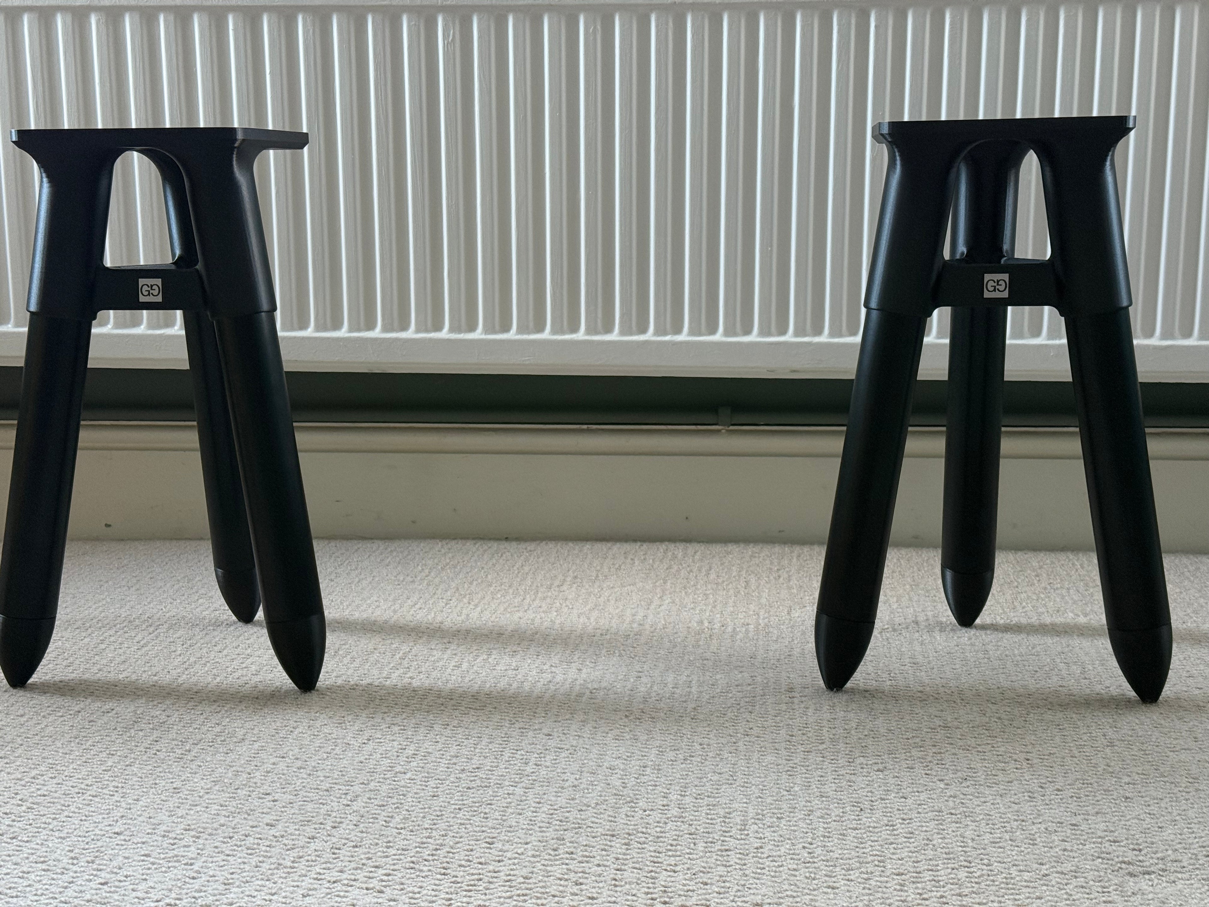 GG1.0 pair of tripod stands