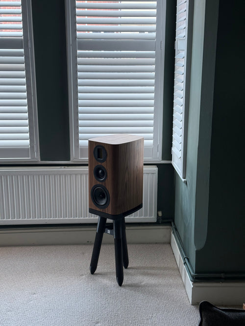 GG1.0 pair of tripod stands