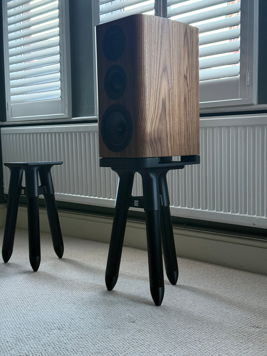 GG1.0 pair of tripod stands