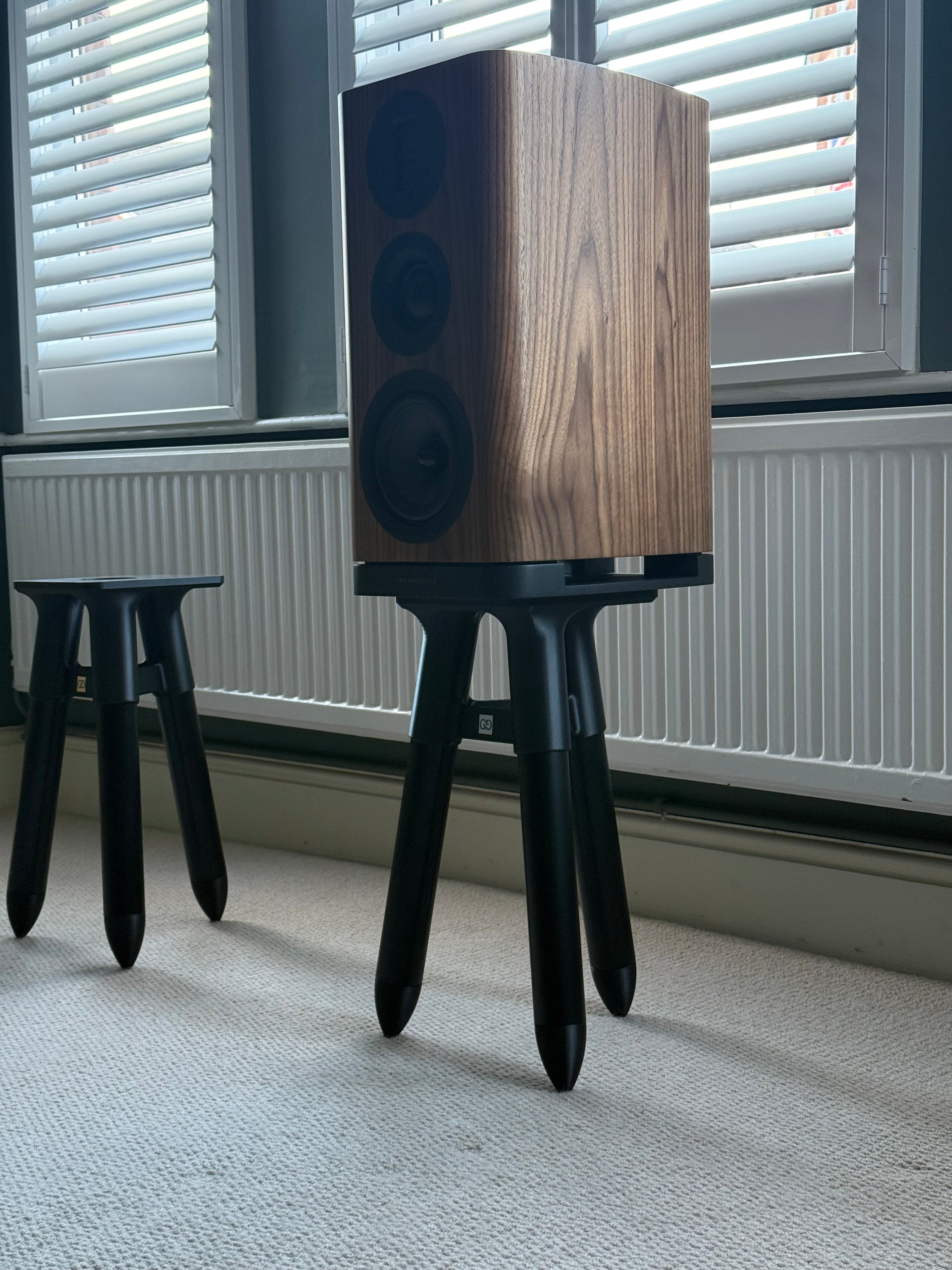 GG1.0 pair of tripod stands