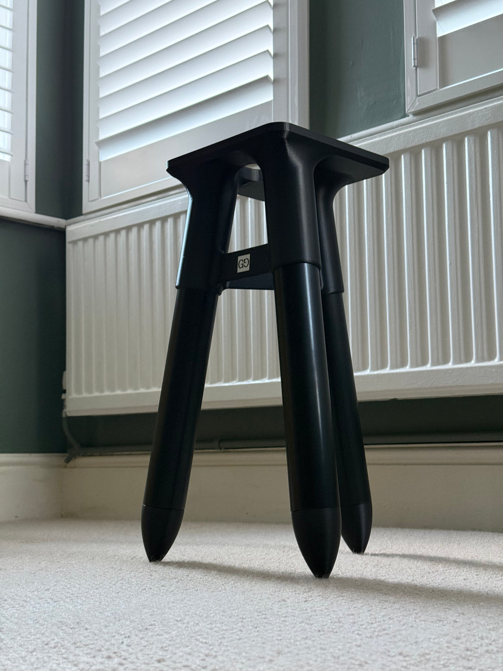 GG1.0 pair of tripod stands