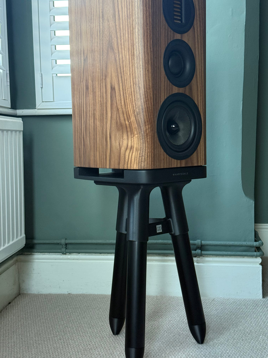 GG1.0 pair of tripod stands