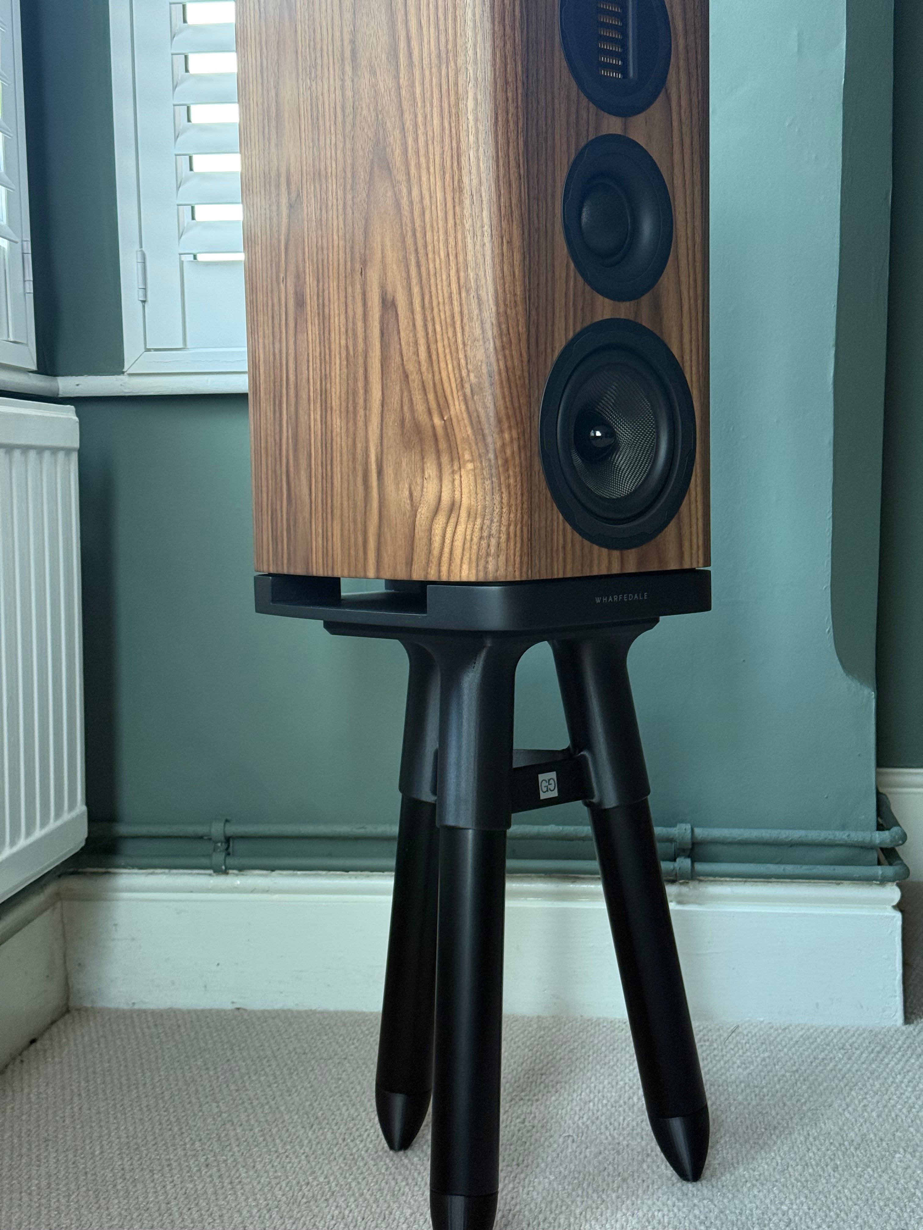 GG1.0 pair of tripod stands