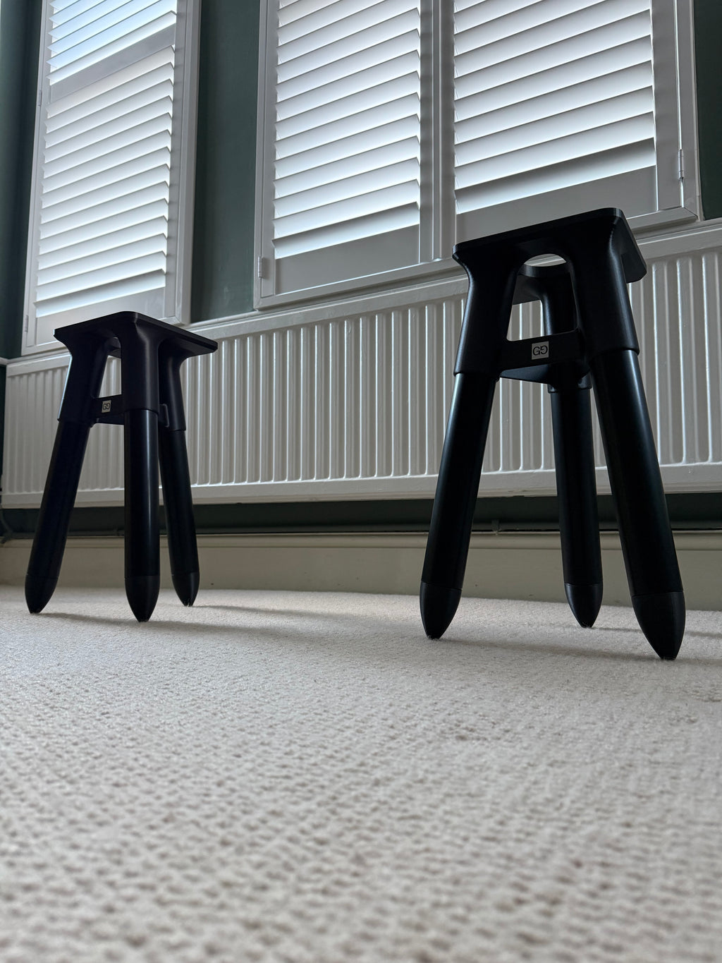 GG1.0 pair of tripod stands
