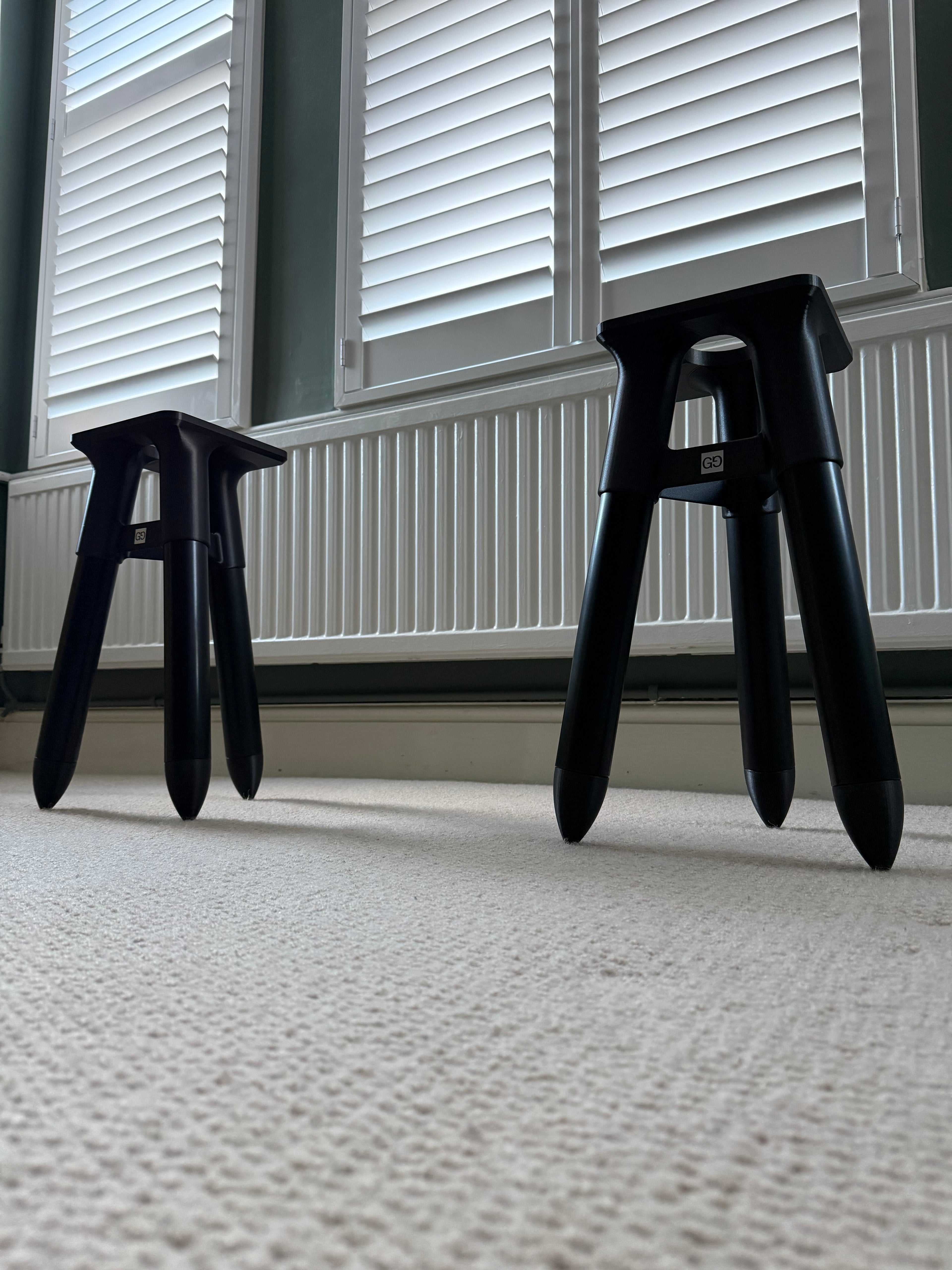 GG1.0 pair of tripod stands
